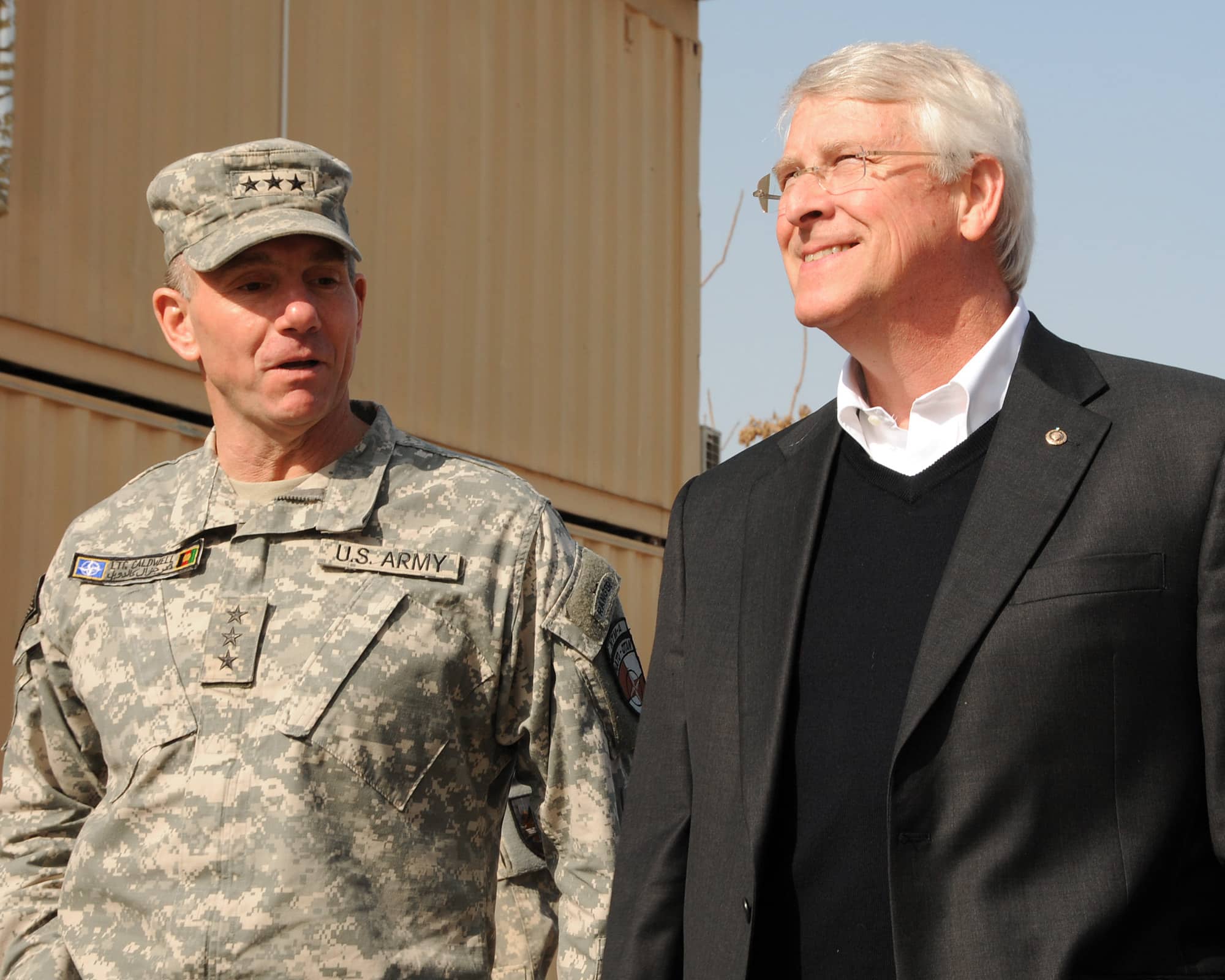 Lt. general Caldwell talks to Senator Roger Wicker during a tour.