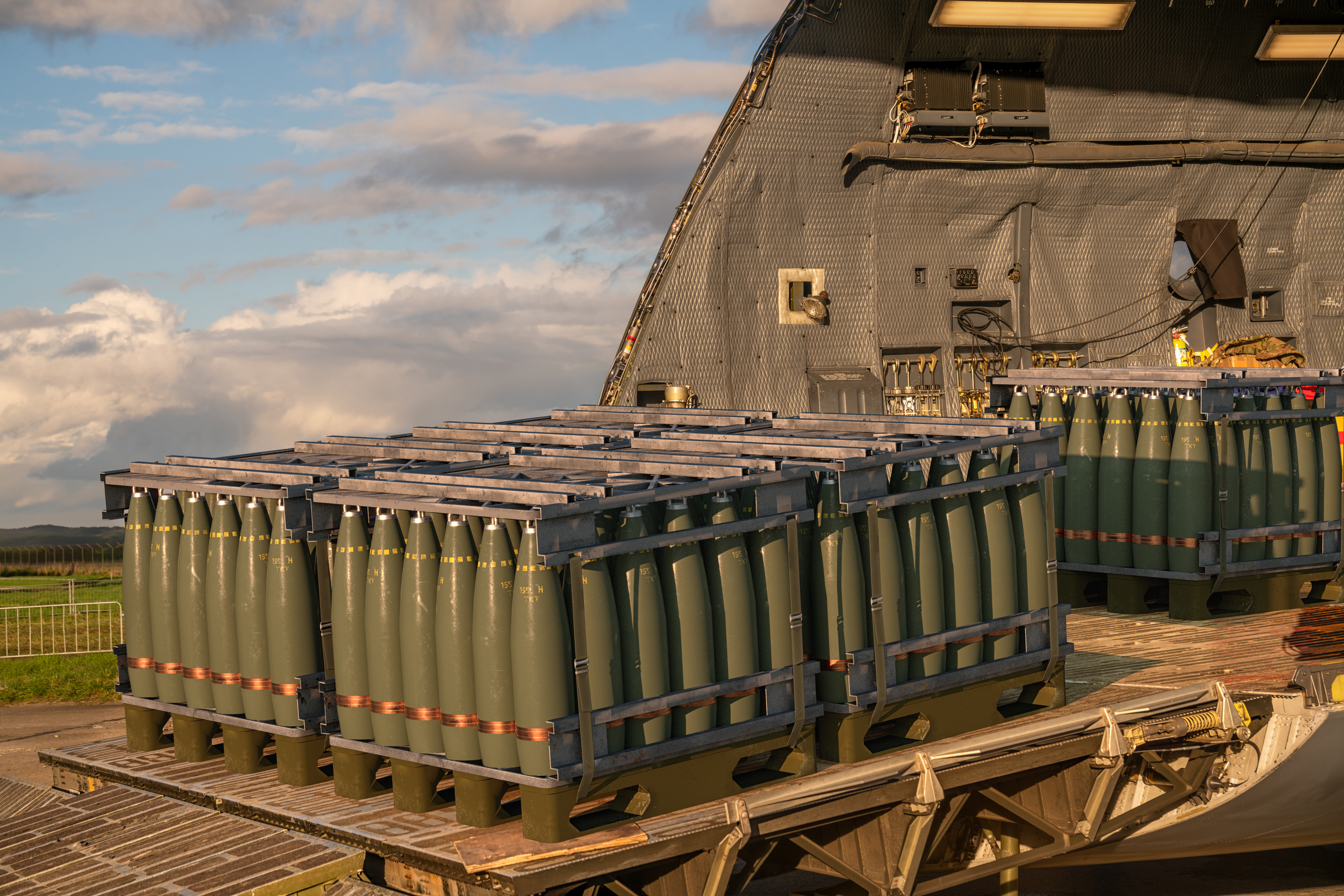 155 mm artillery ammunition carried by air transport